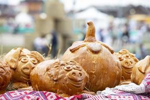 lantlig höst rättvis. halloween bakverk. bullar i de form av en pumpa och grisar. foto