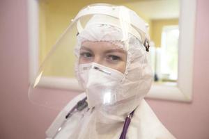 en läkare i en skyddande kostym under ett epidemi. pandemisk, coronavirus. foto