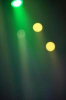 grön skede ljus från spotlights på en mörk bakgrund. foto