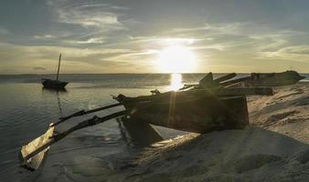 en traditionell vattenfarkost på de Strand av Zanzibar. foto