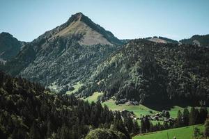 majestätisk bergen i de alps täckt med träd och moln foto