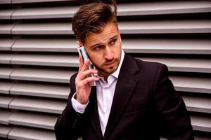 porträtt av en ung affärsman som pratar i telefon foto