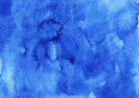 vattenfärg djup blå bakgrund textur hand målad. akvarell himmel blå abstrakt bakgrund. foto