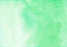 vattenfärg ljus smaragd- ombre bakgrund textur. akvarell abstrakt pastell grön lutning bakgrund. foto
