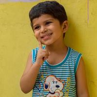söt liten pojke shivaay sapra på Hem balkong under sommar tid, ljuv liten pojke fotografering under dag ljus, liten pojke njuter på Hem under Foto skjuta