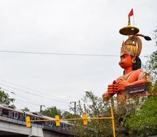 ny delhi, Indien - juni 21, 2022 - stor staty av herre hanuman nära de delhi metro bro belägen nära karol bagh, delhi, Indien, herre hanuman stor staty rörande himmel foto