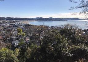 se över de stad och kustlinje av kamakura, Japan, på en solig dag foto