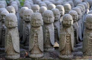 många buddist statyer i hase-dera tempel i kamakura, japan foto