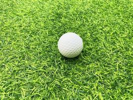 golf boll stänga upp på grön gräs på suddig skön landskap av golf kurs med soluppgång solnedgång tid på bakgrund.koncept internationell sport den där bero på precision Kompetens för hälsa avslappning. foto