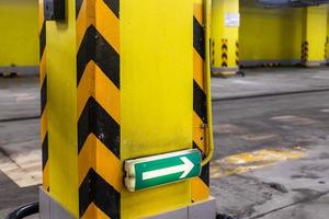 grön trafik riktning pil tecken på gul posta foto