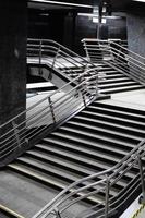 trappa med stål räcken i underjordisk textavsnitt foto