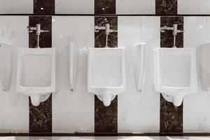 tömma offentlig gentlemän toalett toalett. sjukvård och hygien. offentlig toaletter begrepp. foto
