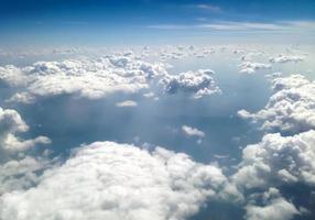 blå himmel med moln bakgrund foto