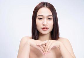 skönhet bild av ung asiatisk kvinna på vit bakgrund foto