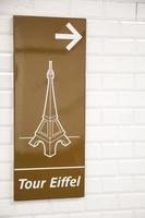 riktningstecken till Eiffeltornet i paris