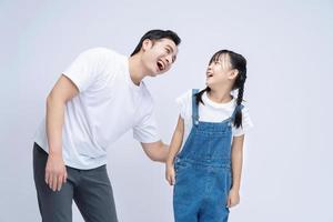 bild av asiatisk far och dotter på bakgrund foto