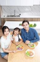 bild av asiatisk familj i de kök foto
