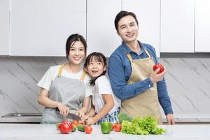 bild av asiatisk familj i de kök foto
