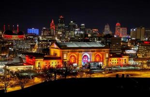 kansas stad, Missouri, usa. februari 13, 2023. kansas stadens union station belyst upp i röd och guld chefer färger efter super skål vinna foto