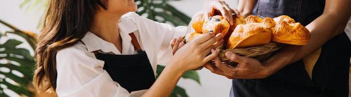 professionell Barista framställning kaffe använder sig av chemex Häll i över kaffe tillverkare och droppa vattenkokare. alternativ sätt av bryggning kaffe. kaffe affär begrepp. foto