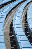 närbild detalj av de blå stadion platser foto