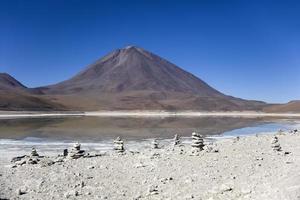 laguna verde sjö och licancabur vulkan i bolivia foto