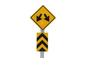 gul trafik tecken med symbol av två pilar för de två sätt springa till varna drivrutiner vara försiktig. begrepp , varning trafik tecken för transport isolerat på vit bakgrund. foto