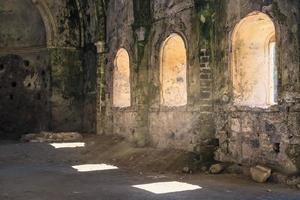 de ruiner av en grekisk tempel, en stråle av Sol tänds de tempel, de stad av karmilisos, belägen nära de by av kayakoy, fethiye - Kalkon. webbplats av de gammal grekisk stad foto