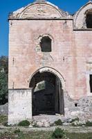 de ruiner av en grekisk katedral i ett övergiven spöke stad nära fethiye i Kalkon. webbplats av de gammal grekisk stad av karmilisos 18: e århundrade, sommar semester säsong foto