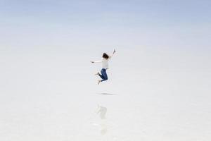 ung kvinna på salar de uyuni salt lägenhet i bolivia foto