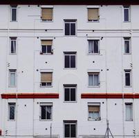 fönster på den vita fasaden av huset i staden Bilbao, Spanien foto