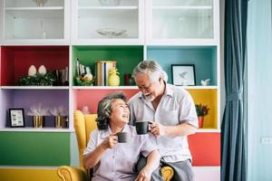 äldre par tillsammans i sitt vardagsrum
