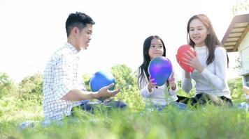 asiatisk familjeporträtt med ballonger foto