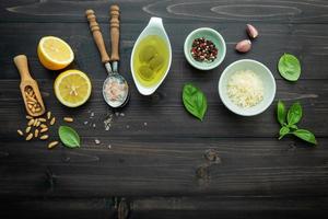 pesto ingrediens platt låg foto