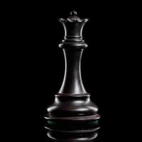 svart drottning schackpjäs på en mörk bakgrund foto