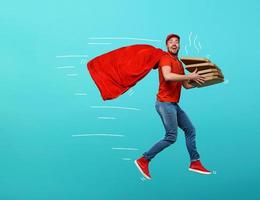 deliveryman med pizzor handlingar tycka om en kraftfull superhjälte. begrepp av Framgång och garanti på sändning. foto