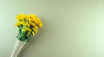 gul krysantemum eller mammas blommor platt låg på grått foto