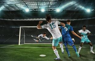 fotboll verkan i ge sig på med de angripare kontrasterad förbi de försvarare vem försöker till do mål på de målvakt foto