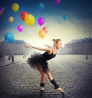 dansare med färgrik ballonger foto