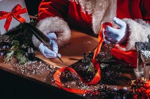 santa claus skrivningar en brev Bra lyckönskningar för jul gåvor foto