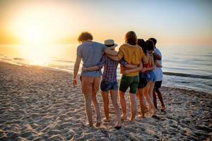 grupp av vänner har roligt på de strand foto