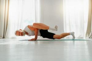 sportigt man gör yoga övning på Hem foto