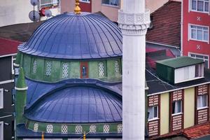 hög se av moské och bostäder i istanbul stad foto