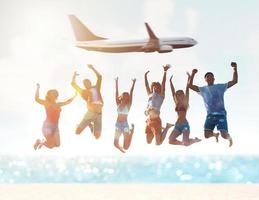 Lycklig leende par spelar på de strand med flygplan i de himmel foto