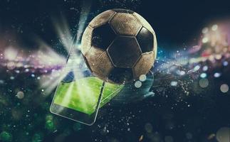 Kolla på en leva sporter händelse på din mobil enhet. vadhållning på fotboll tändstickor foto