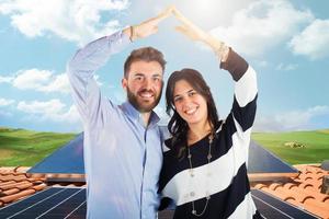 familj användningar förnybar energi systemet med sol- panel foto