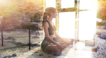 ung flicka avkopplande i yoga placera på Hem med zen trädgård. dubbel- exponering foto