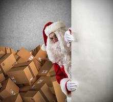 santa claus redo till leverera en massa av jul presenterar paket foto