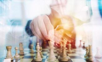 företag strategi med schack spel och handskakning företag person i kontor. begrepp av utmaning och taktik. dubbel- exponering foto
