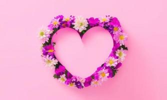 rosa hjärta med rosa blommor på rosa bakgrund foto